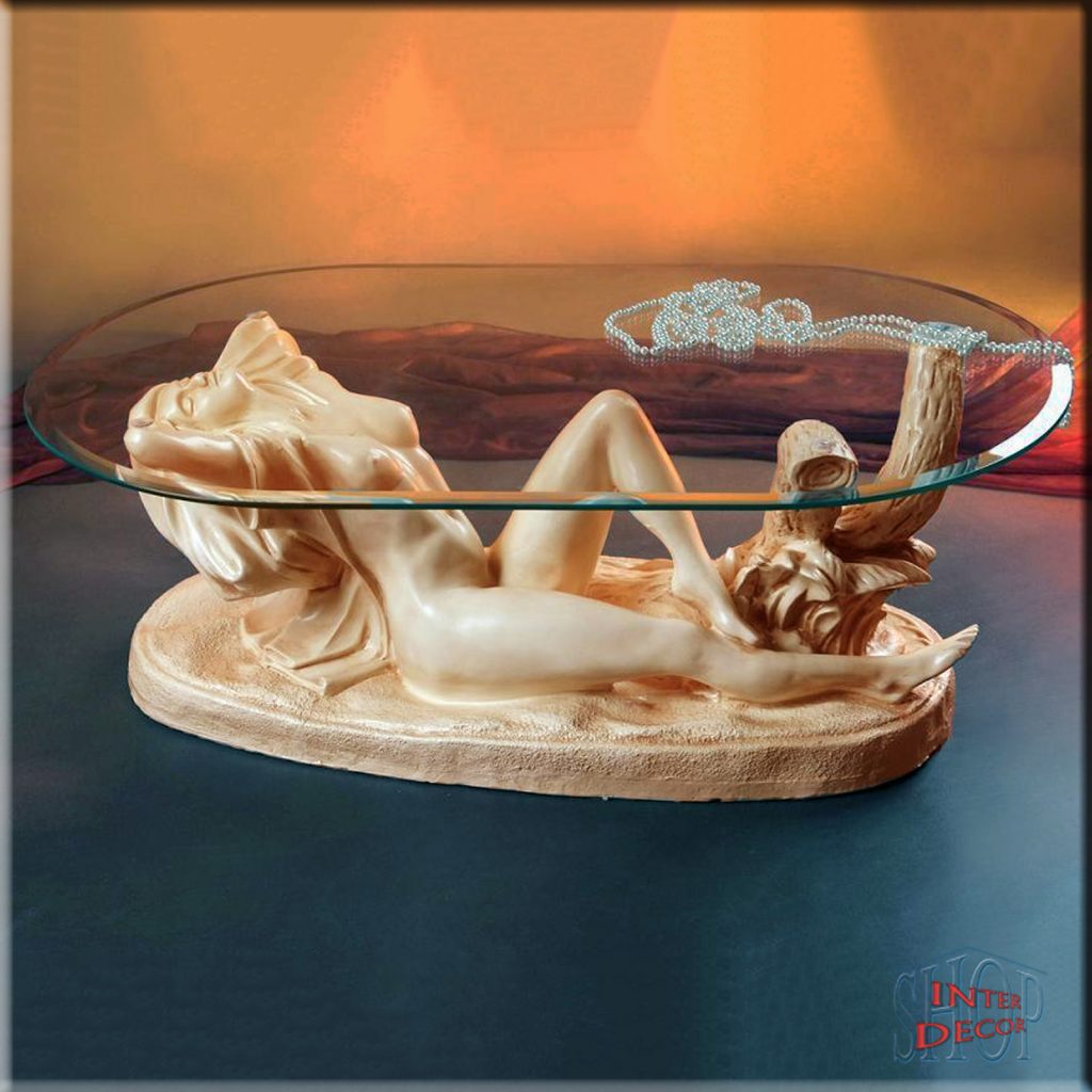 Designer–Couchtisch–Beige–mit–Frauenfigur–Glastisch–Wohnzimmer-oval