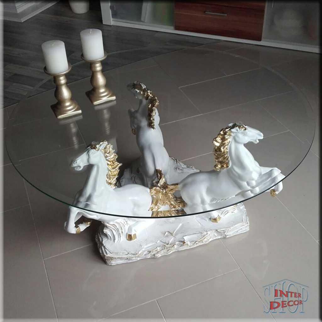 Weißer-Glastisch-mit-drei-goldenen-Pferden