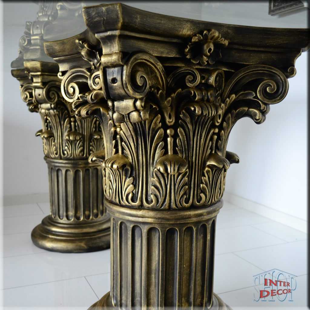 antik-goldener-esstisch-mit-griechischen-säulen