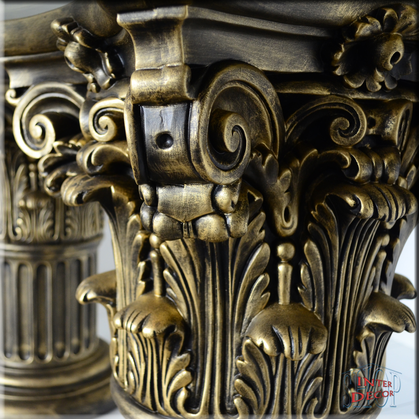 glastisch-antik-gold-mit-korinthischen-säulen