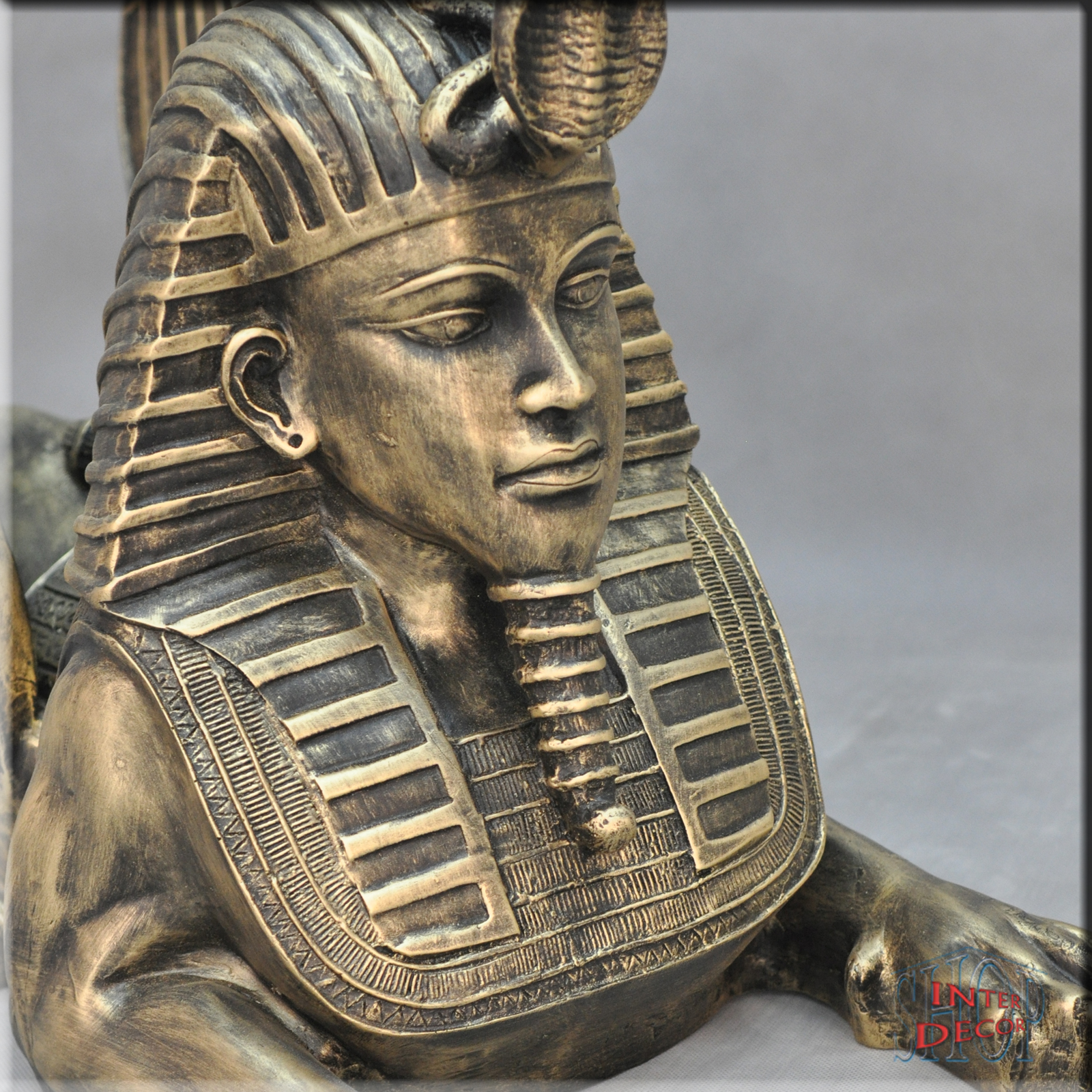 Couchtisch-mit-Sphinx-Figur-Antik-Gold